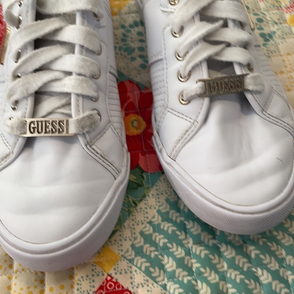 Women’s Guess Sneakers size 7.5 - Picture 3 of 8